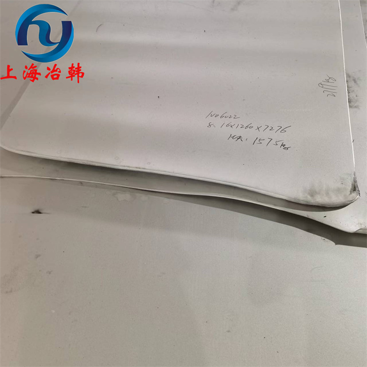 Alloy926 不锈钢。上海冶韩合金集团公司销售部欢迎新老客户来电咨询!周工/TEL:①③⑧---①⑥①⑥---⑥③④③(V信号)
核心特性与参数
Incoloy926(别名 1.4529、N08926)凭借独特的化学成分设计,在耐腐蚀和强度之间取得了优异平衡,特别适合制造薄壁耐蚀结构件。
化学成分精密配比
镍 (Ni):含量 24.0-26.0%,确保奥氏体组织稳定性,是抵抗还原性介质和应力腐蚀的核心 。
铬 (Cr):含量 19.0-21.0%,形成致密钝化膜,抵抗氧化性酸及点蚀 。
钼 (Mo):含量 6.0-7.0%,显著提升抗点蚀和缝隙腐蚀能力,尤其在含氯离子环境中效果显著 。
氮 (N):含量 0.15-0.25%,关键强化元素,大幅提升强度并协同改善耐点蚀性能 。
铜 (Cu):含量 0.5-1.5%,增强在硫酸等还原性酸中的耐蚀性 。
物理与力学性能
密度:约 8.1 g/cm³,适中密度有利于减轻设备重量 。
强度:常温下抗拉强度≥650 MPa,屈服强度≥300 MPa,高于普通 316L 不锈钢 。
塑性:延伸率≥35%,表明薄板具有良好的冷弯和冲压成形能力 。
耐温:熔点范围 1320-1390℃,耐氧化温度可达 1038℃ 。
应用场景与优势
得益于薄规格下的良好加工性与综合性能,Incoloy926 薄板在苛刻腐蚀环境中是替代传统不锈钢的高性价比方案。
典型应用领域
化工与石化:反应器、塔器、热交换器管板与壳体,尤其适用于含氯离子、酸性介质环境 。
海洋工程:海水淡化蒸发器壳体、管道、泵阀部件,能抵抗海水腐蚀 。
环保与脱硫:烟气脱硫 (FGD) 洗涤塔、烟囱内衬、除雾器部件 。
其他行业:纸浆漂白设备、制药食品加工设备、核燃料后处理设施 。
核心耐蚀优势
抗点蚀能力强:抗点蚀当量值 PREN>33,远优于 316L、904L 等常规不锈钢 。
抗应力腐蚀开裂:在含氯离子的高温水溶液中表现优异,是热交换器等关键部件的理想选择 。
耐全面腐蚀:在硫酸、磷酸、醋酸等多种酸中表现优异,且耐晶间腐蚀性能好 。
加工与采购指南
采购 Incoloy926 薄板时,需重点关注材料状态、认证及后续加工工艺,以确保性能达标。
采购关键参数
标准认证:要求供应商提供符合 ASTM B625、EN 10088-3 等标准的材质证明书 (MTC),并核实关键元素含量 。
表面质量:酸洗表面应均匀、洁净,无氧化皮、过酸洗、嵌入铁屑等缺陷,这对耐蚀性至关重要 。
供货状态:通常以固溶退火 + 酸洗 (Annealed & Pickled) 状态供货,确保性能最优 。
加工注意事项
冷加工:该合金加工硬化率较大,冷加工量大于 15% 时建议进行中间退火或二次固溶处理 。
热处理:固溶处理最适宜温度为 1170℃,厚度小于 1.5mm 的薄板可采用快速空冷,大于 1.5mm 建议水淬 。
焊接:焊接性能良好,推荐使用相匹配的高合金焊材(如 625 或 C-276 焊材)以保证焊缝耐蚀性 。
![