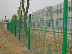 锌飞护栏护栏网、飞机场跑到隔离网、厂区护防护网、小区护栏网 养殖隔离网、园林防护网、仓库隔离网、球场护栏网 欢迎订购