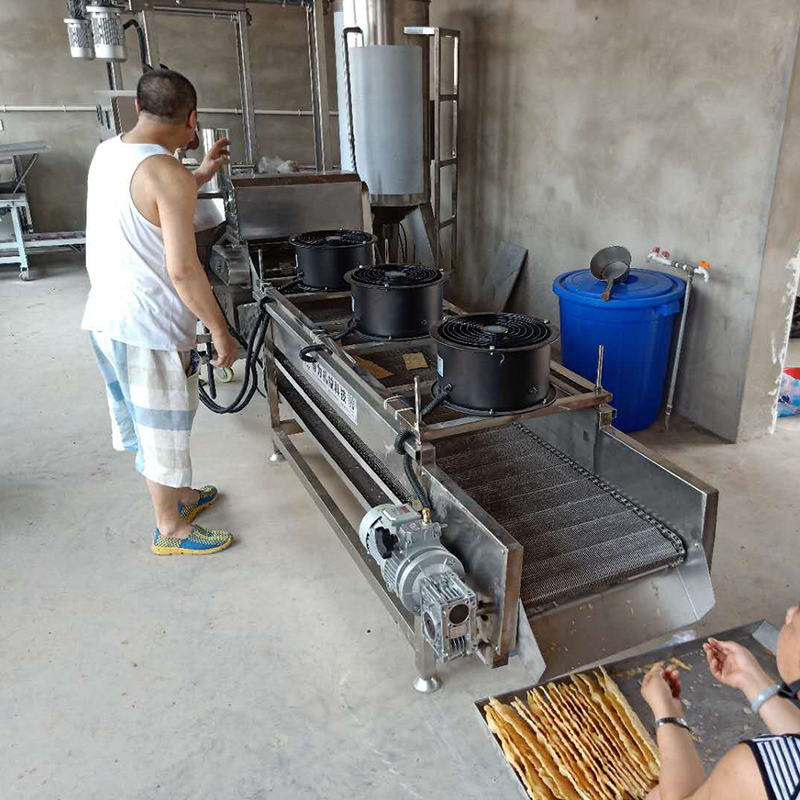 薄脆油炸风冷现场.jpg