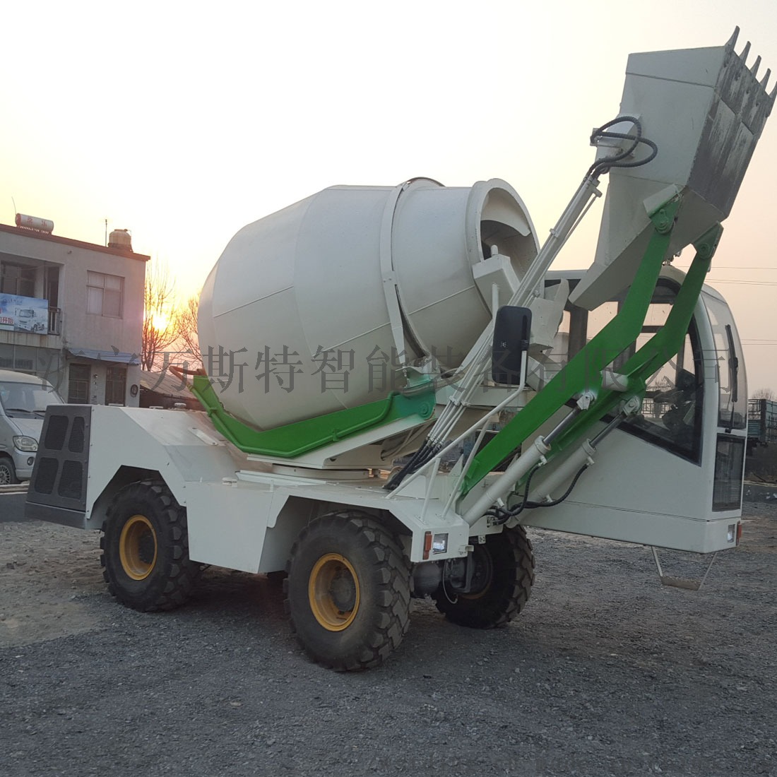 移动式自上料搅拌车 厂家直销自动上料混凝土搅拌车812153885